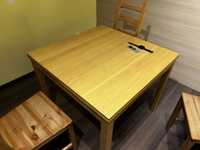 Stół z czterema krzesłami do jadalni lub salonu
