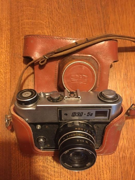 Старовинний фотоапарат ФЭД-5в, в шкіряному чохлі