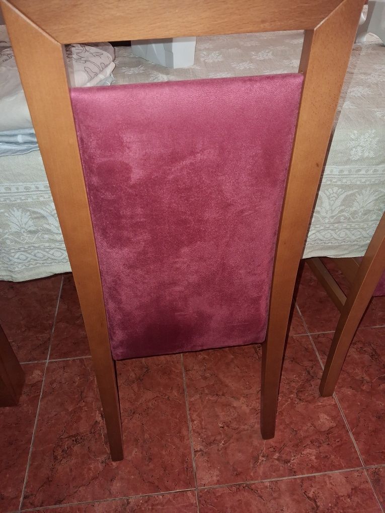 Mesa de jantar, 8 cadeiras e aparador