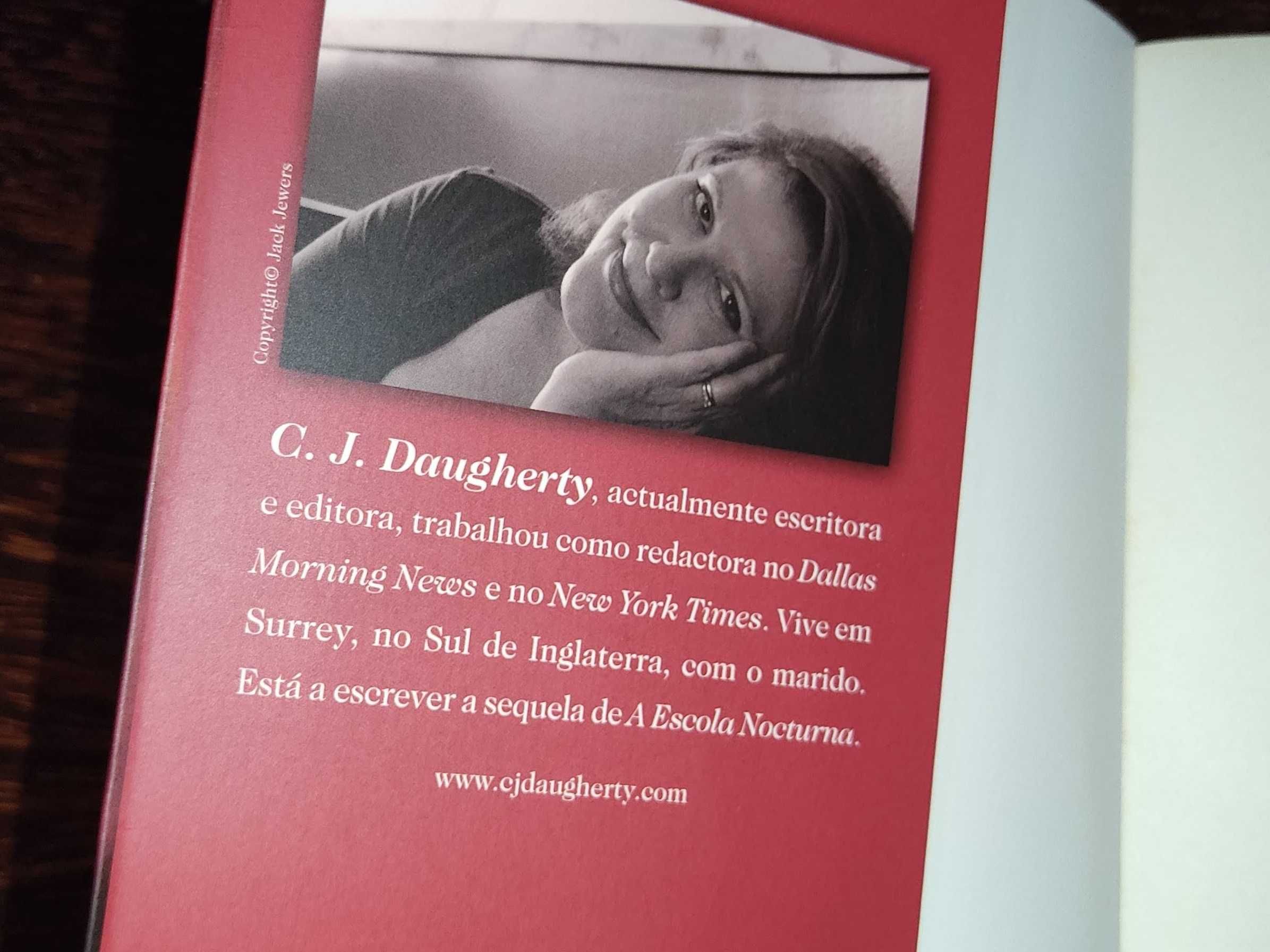Romance, Livro: A Escola Noturna, C.J. Daugherty