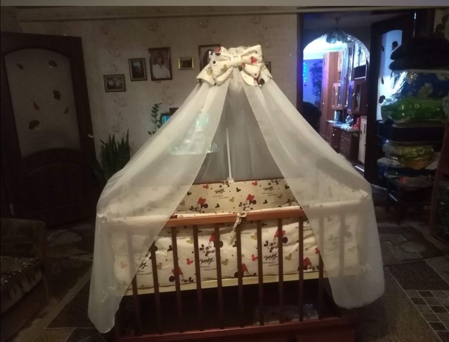 Дитяча кроватку з балдахіном