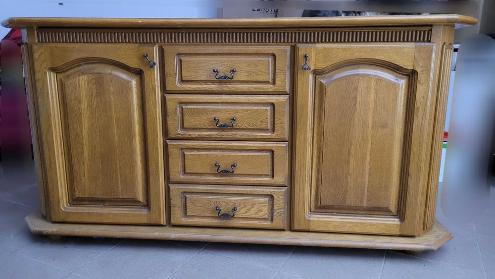 Drewniana komoda, witryna