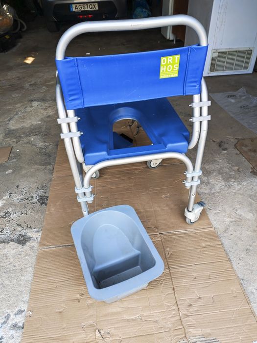 Cadeira de rodas para ir ao quanto de banho com sanita removível