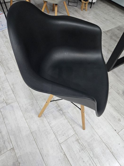Krzesło z podłokietnikami skandynawskie plastikowe