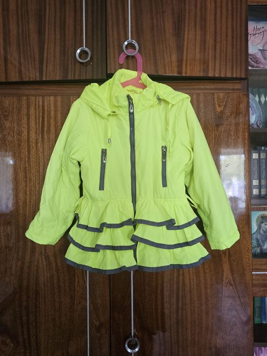 Куртка демі яскрава