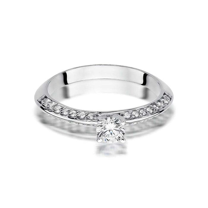 Złoty pierścionek z brylantami