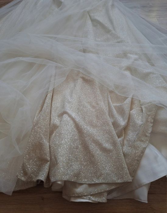 Piękna długa brokatowa błyszcząca suknia ślubna szampan