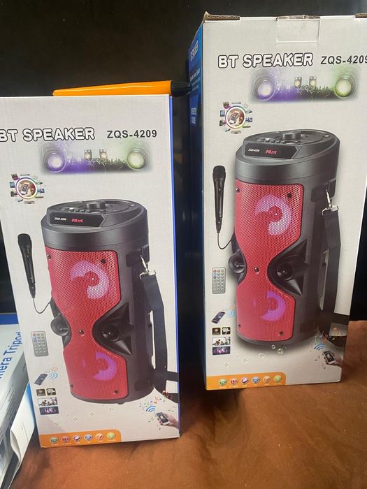 Coluna de karaoke com microfone