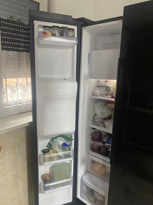 Lodówka z kostkarką i barkiem Samsung, Chłodziarko-zamrażarka