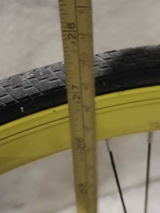 Bicicleta lindíssima com rodas com aros especiais:oferta acessórios