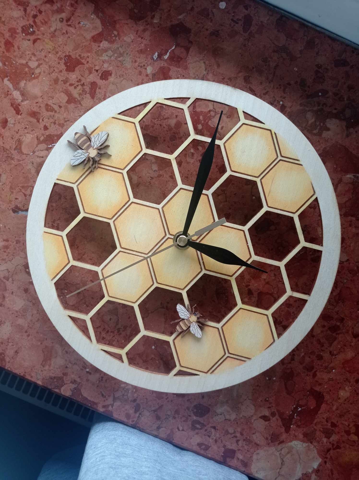 Zegar z motywem pszczoły - ręcznie malowany

Zegar z motywem pszczoły