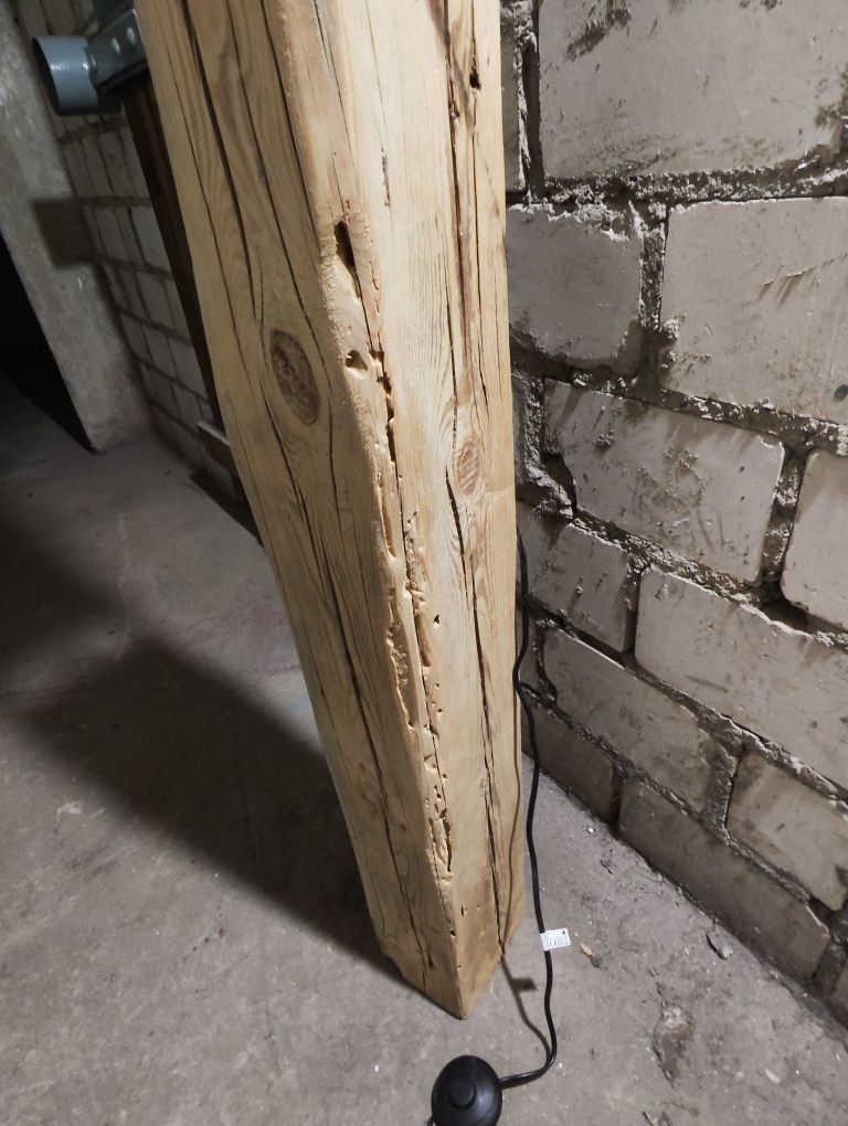 Lampa z starej drewnianej belki