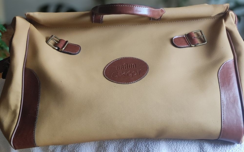 Saco de viagem, impermeável. Tem logotipo de uma marca.