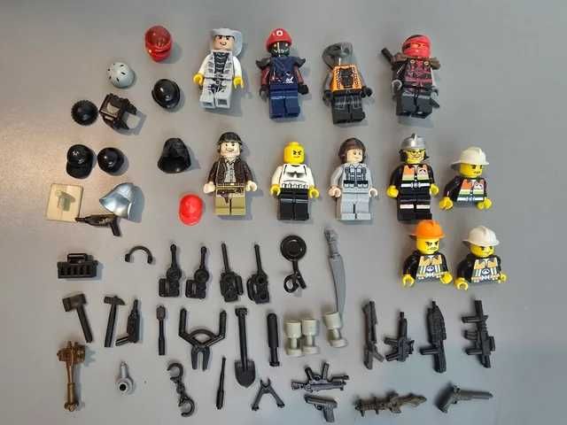 Minifiguras tipo Lego com armas e acessórios
