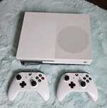 Xbox one s, plus 2 pady.