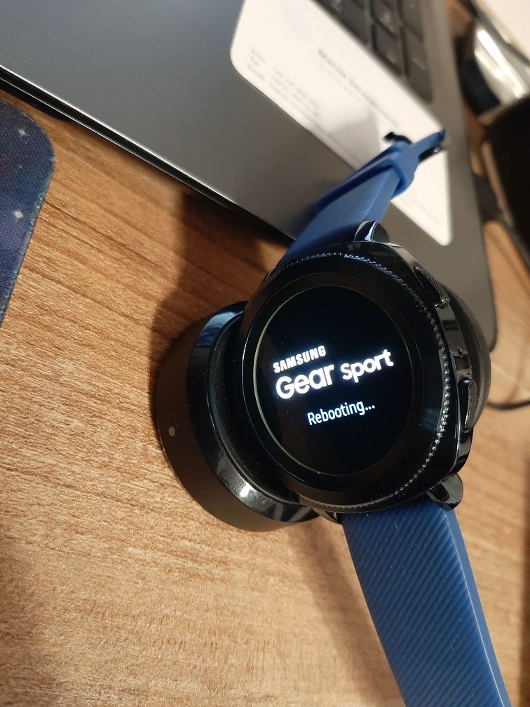 Zegarek dla biegacza Samsung Gear sport blue. Rebooting problem.