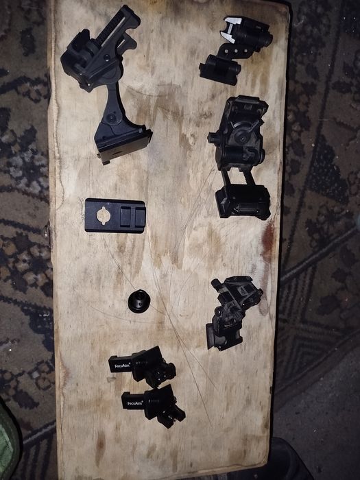 Крепления на шлемы и оружие