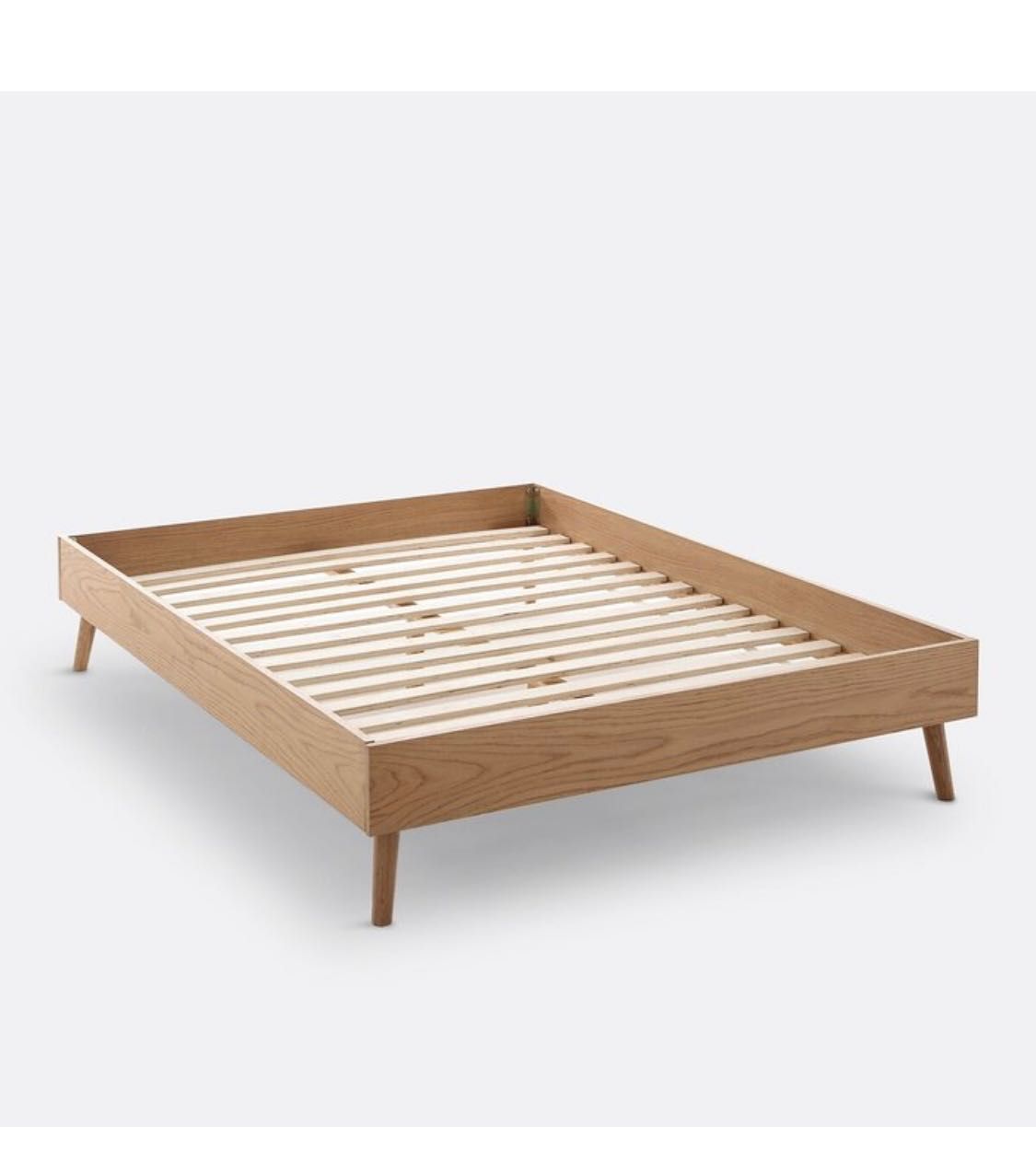 uma estrutura de cama e um colchão