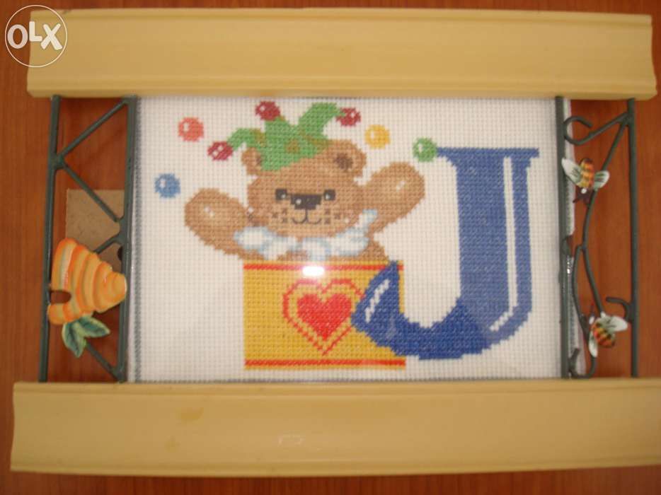 Moldura com bordado letra J