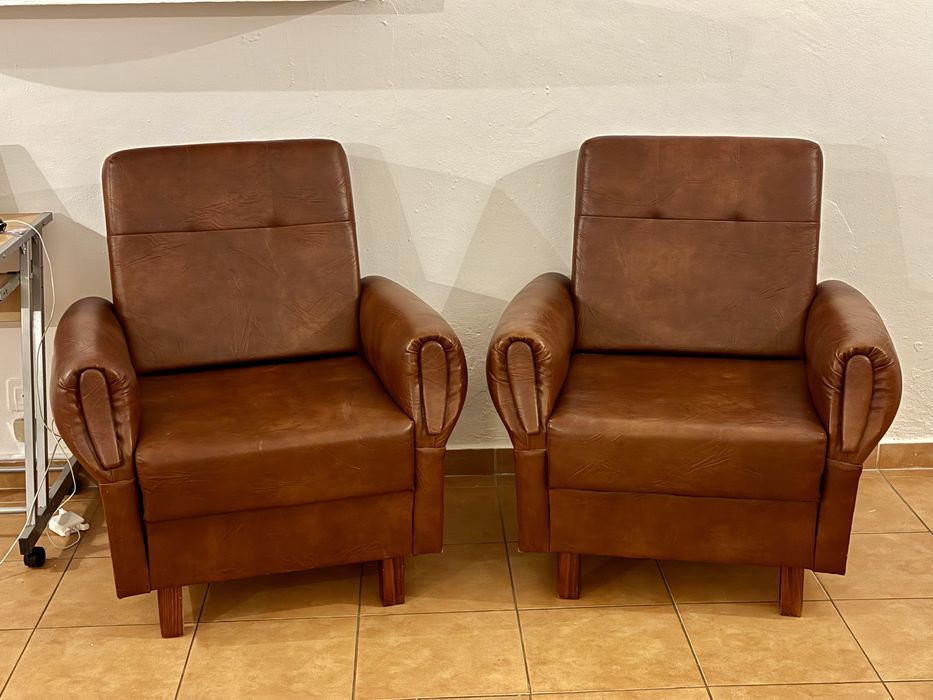 Dois sofás individuais em cabedal