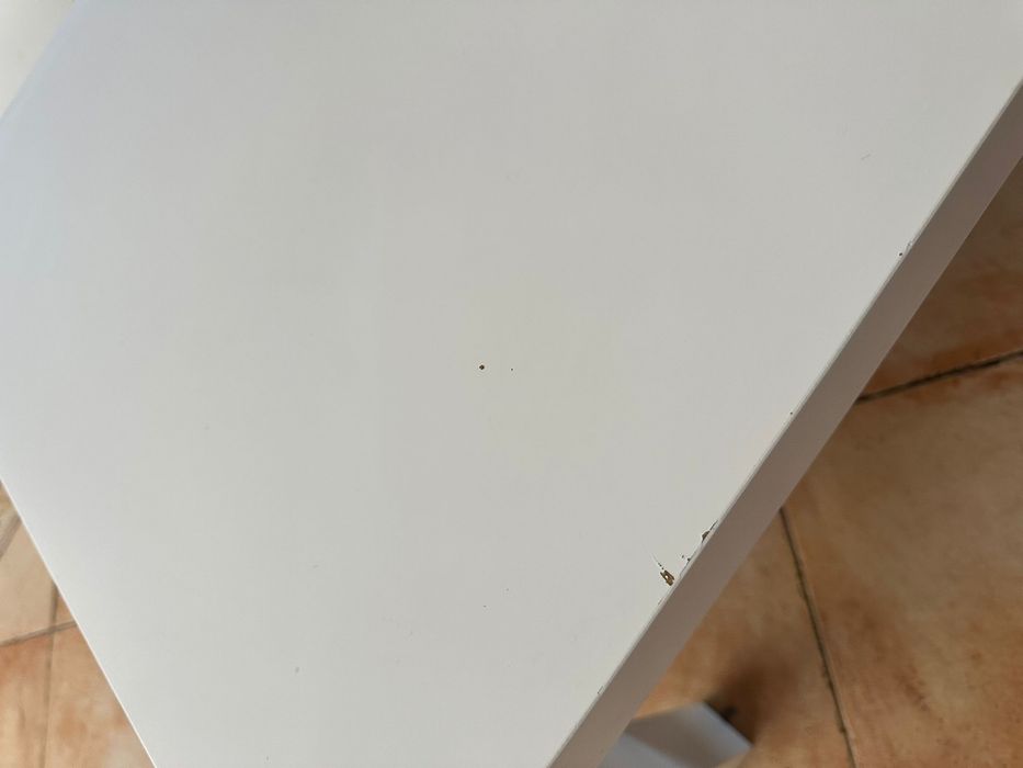 Mesa de centro branca, com uma prateleira inferior.