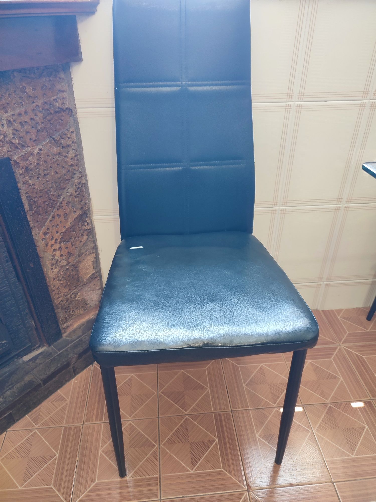 Conjunto De Mesa Com Tampo De Vidro E 4 Cadeiras Em Pele Sintética