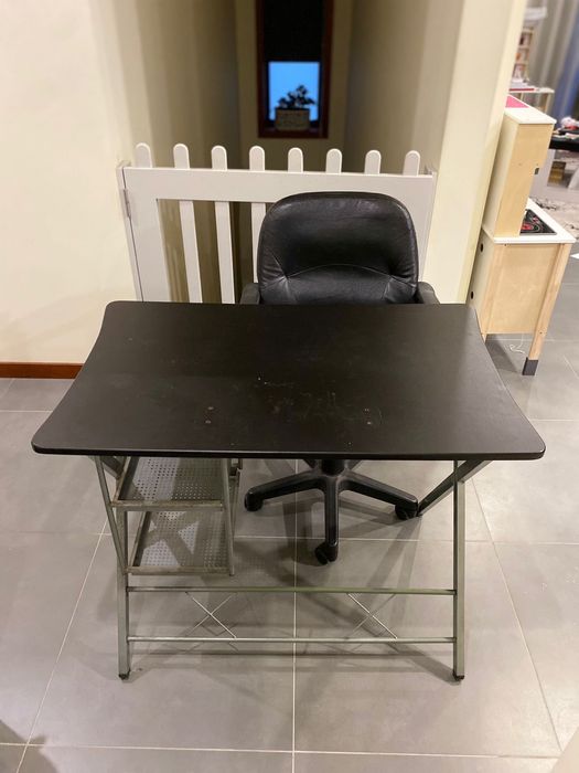 Secretária e cadeira