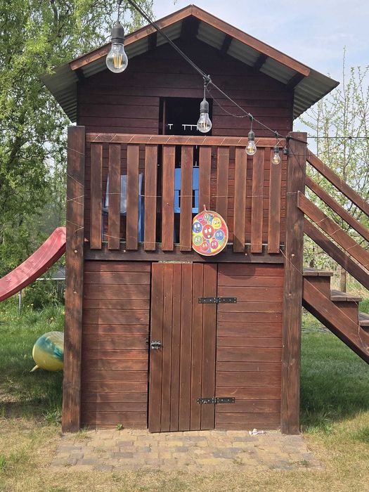 Drewniany domek ogrodowy dla dzieci używany