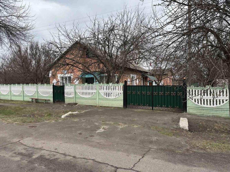 Продам житловий будинок із земельною ділянкою