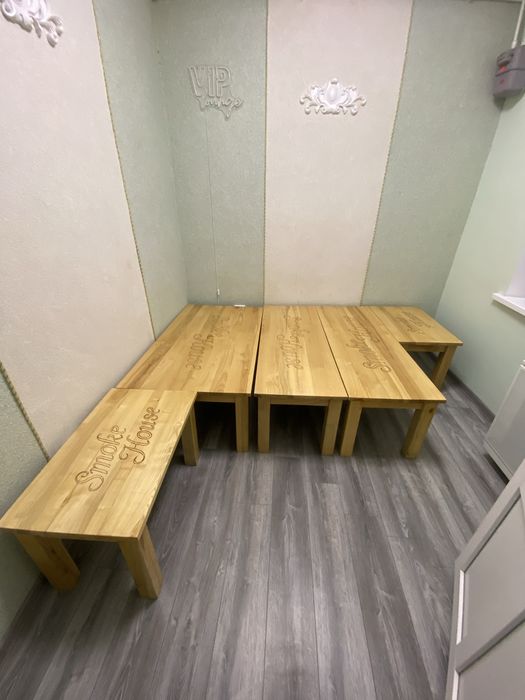 Столи ясеневі, виготовлені з білого яселя та полаковані.