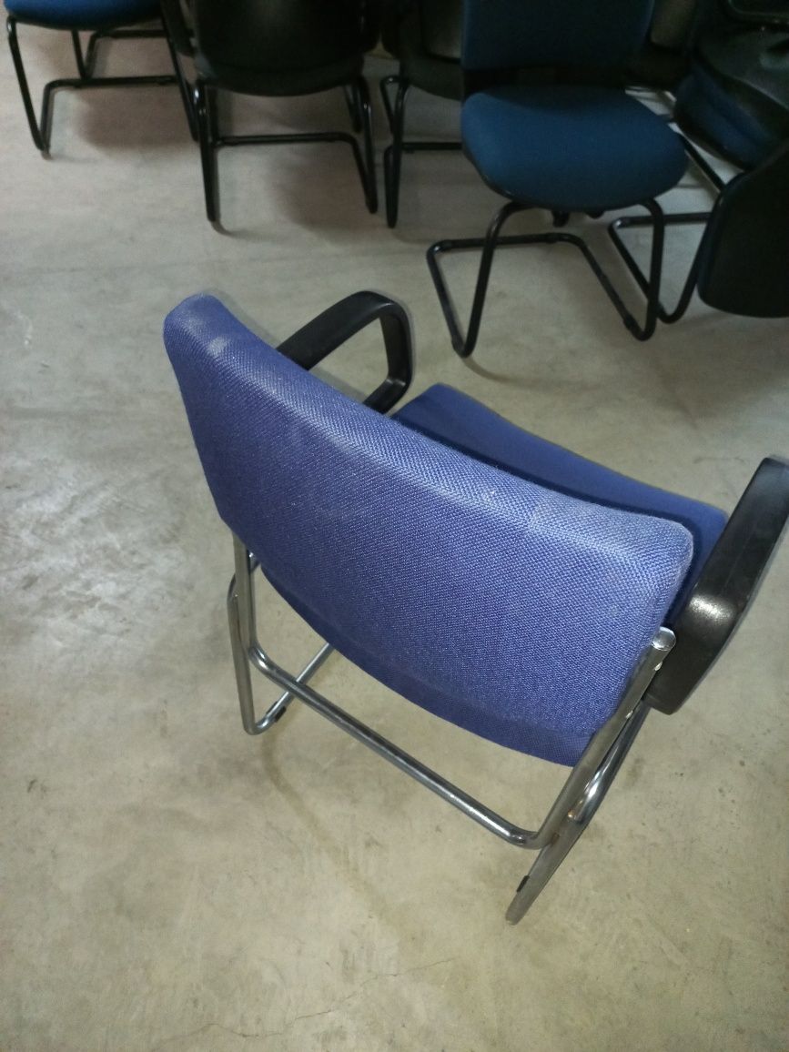 Cadeira com braços estrutura cromada
