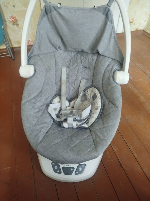 дитячий заколисувальний центр Graco Move with Me.