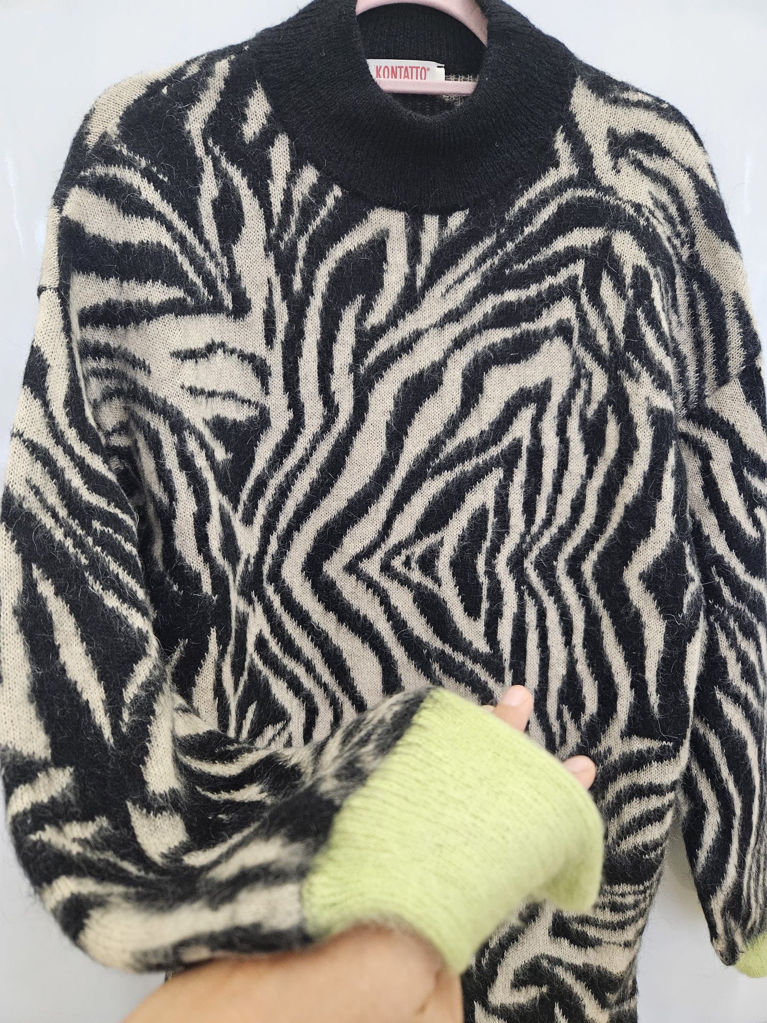 Sukienka sweterkowa Kontatto zebra