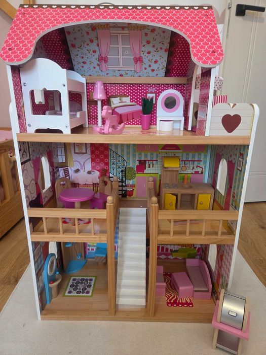 Duży drewniany domek dla lalek