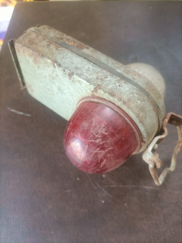 Stara latarka na baterię płaską