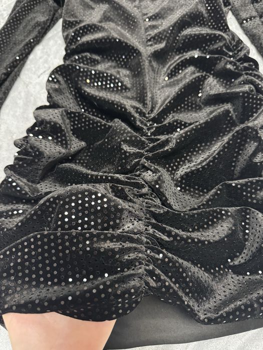 Эфектное платье с перьями