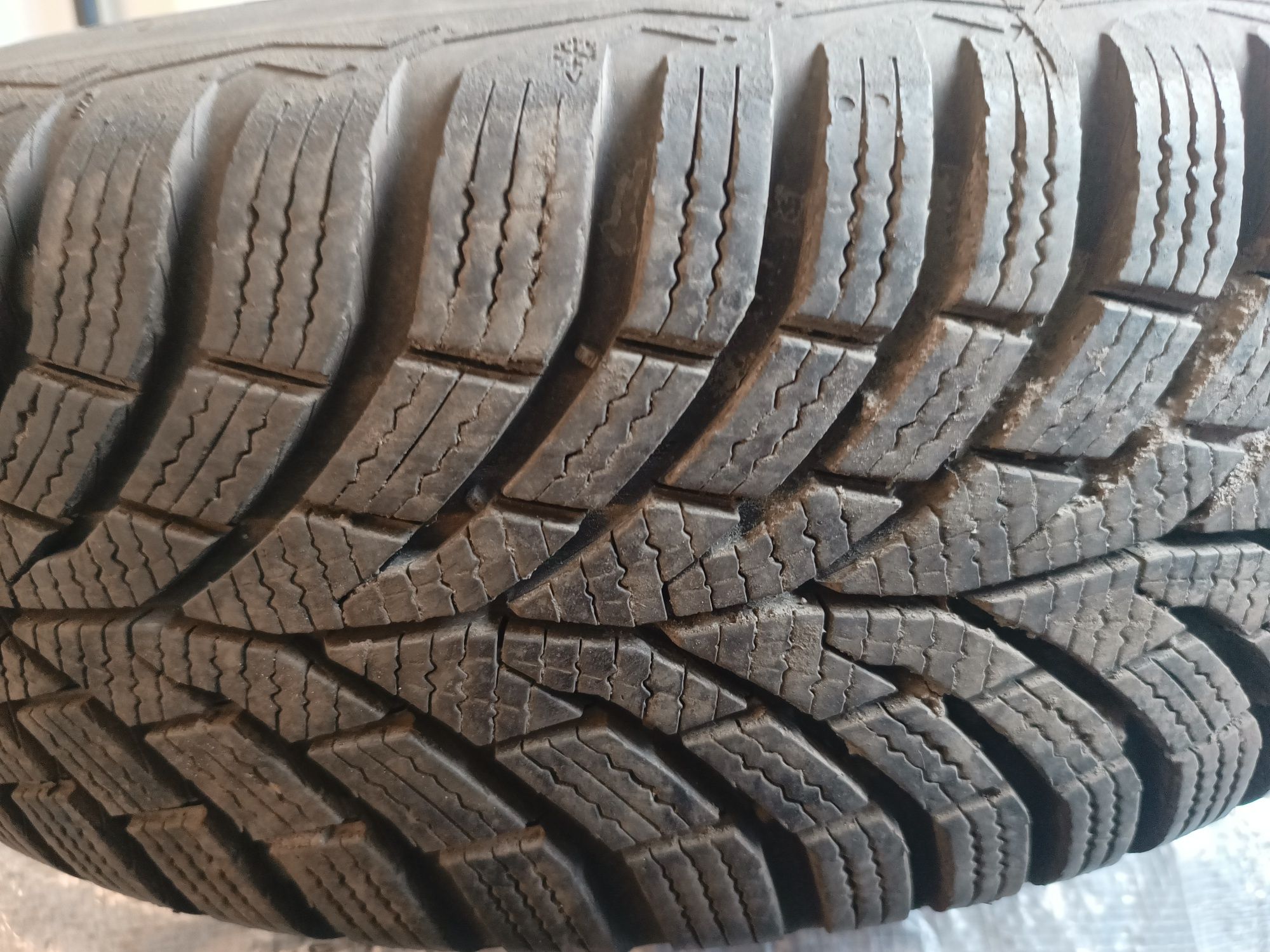 Opony zimowe Continental 195/55 R15 ( felgi za darmo z oponami oddaję)