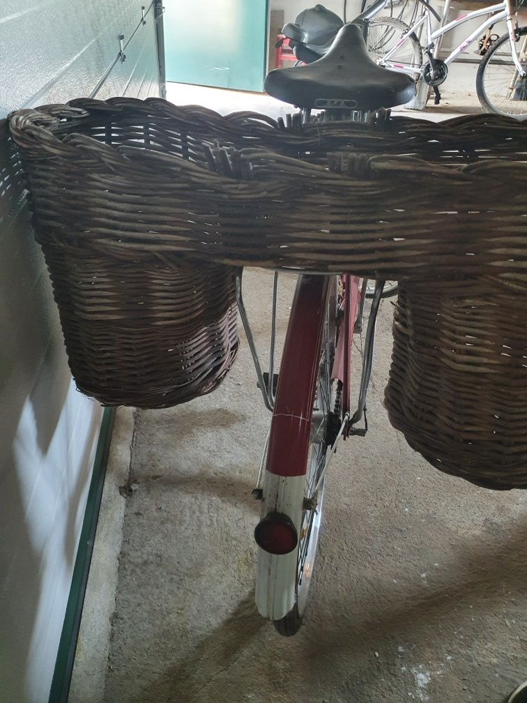 Bicicleta restaurada com cestos