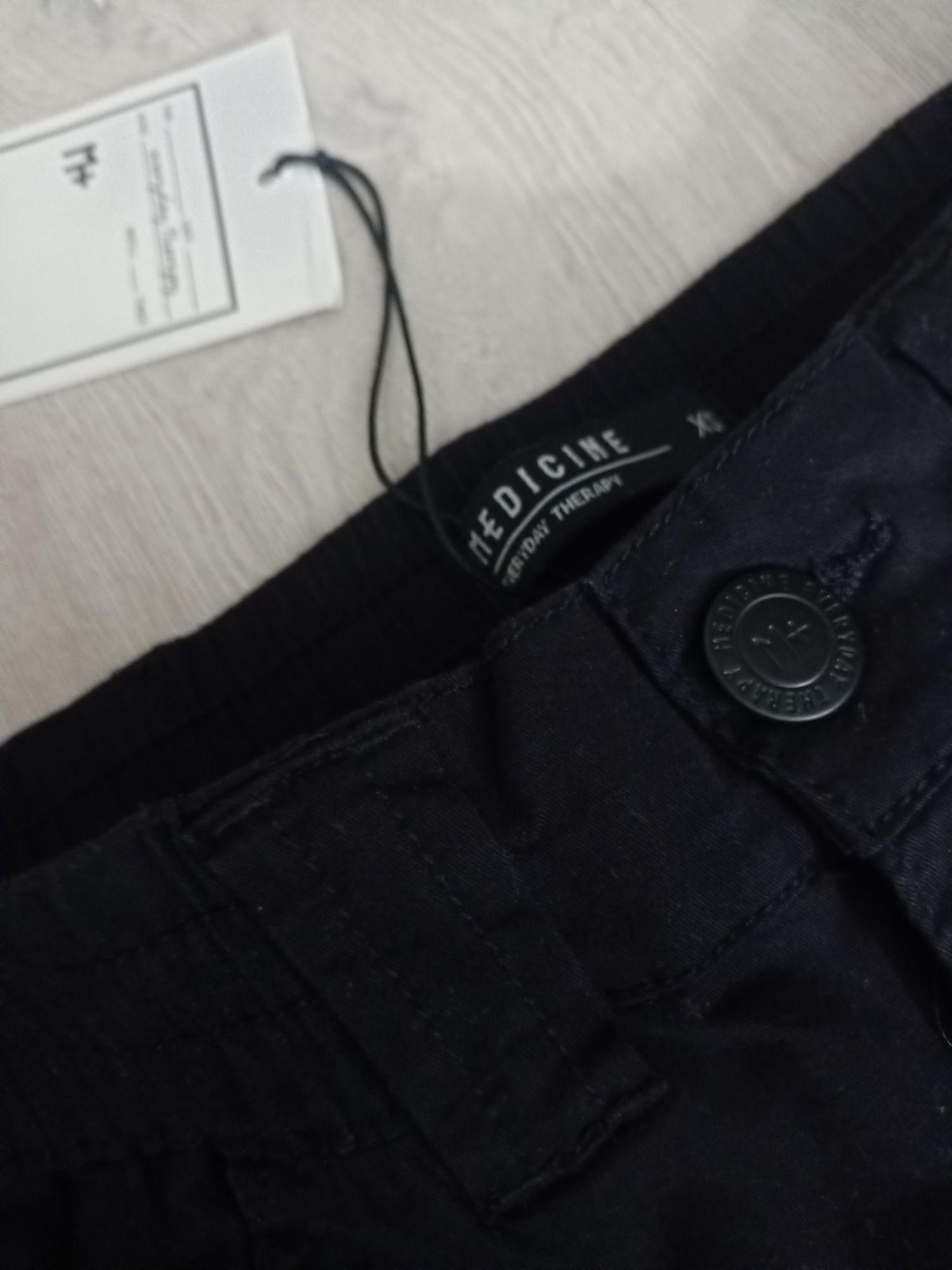 Czarne spodnie z łańcuszkiem jogger Medicine XS