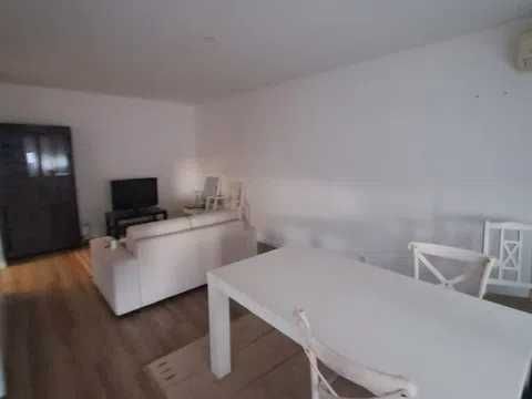 Quarto para alugar num T2 a distância a pé do Campo Grande