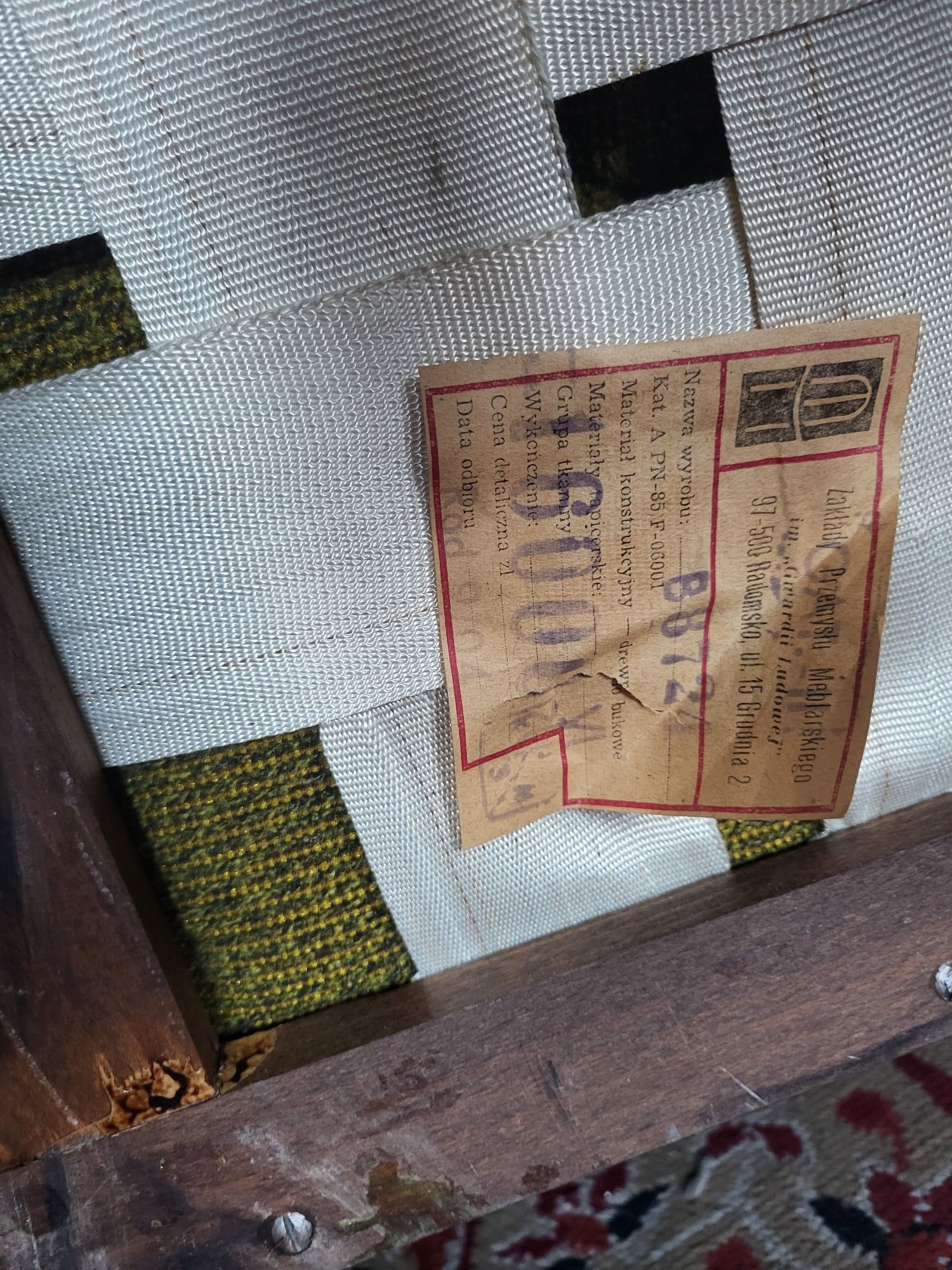 Fotel vintage PRL z zieloną tapicerką – retro drewno