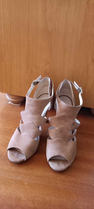 Sandały na obcasie 38