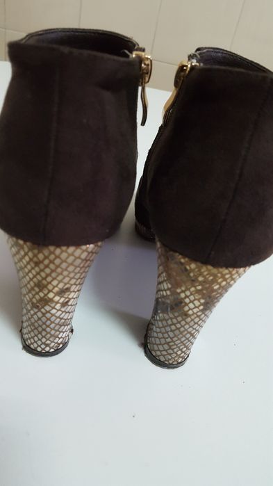 Botas castanhas tamanho 35