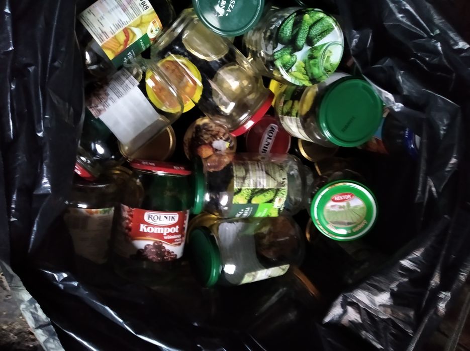 Słoiki 900 mL z zakrętkami.