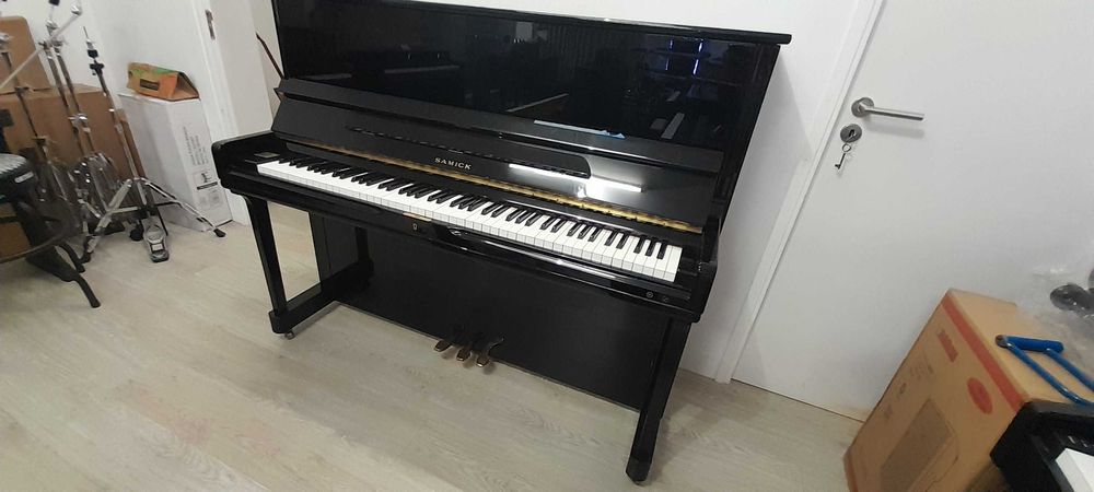 Piano vertical design Alemão Samick em excelente estado
