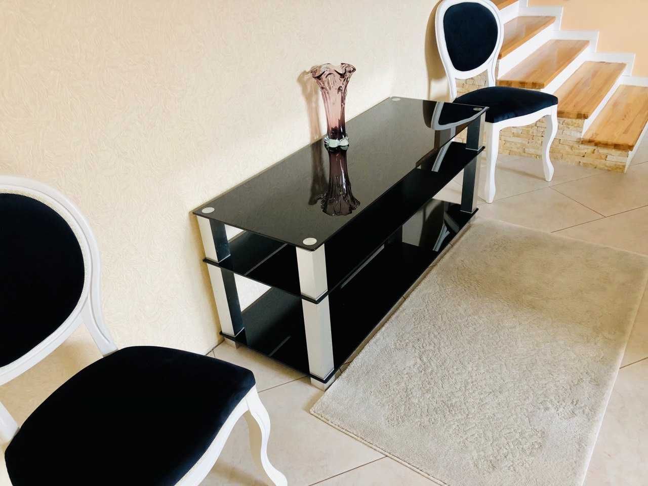 Стол стеклянный для гостиной или офиса