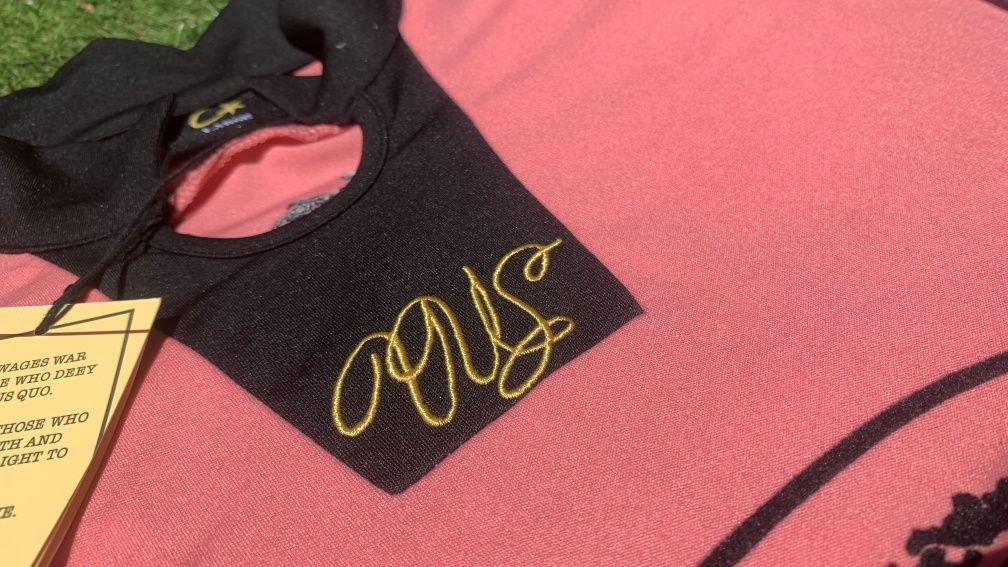 Polo Corteiz Rosa e Preto.