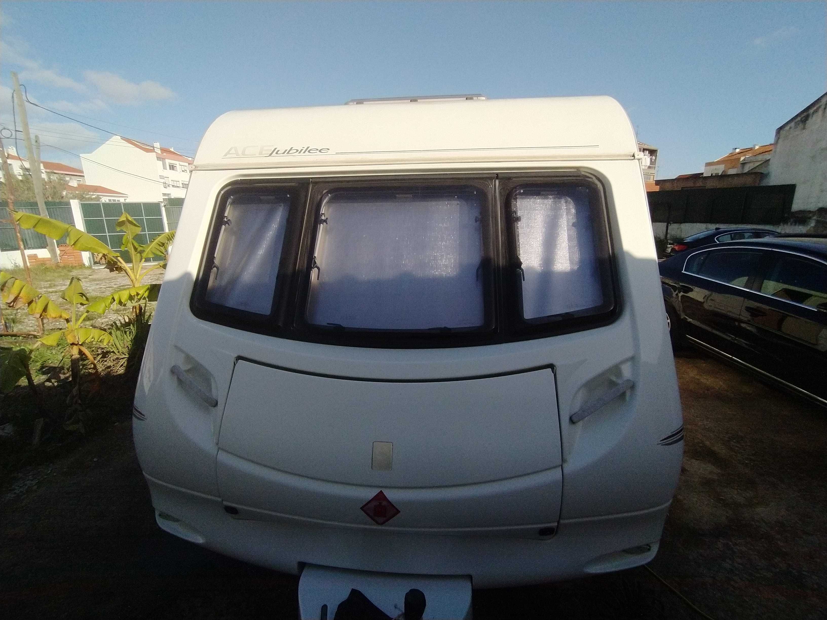 Caravana Abbey Ambassador de 2006 com Motor Mover e controlo remoto