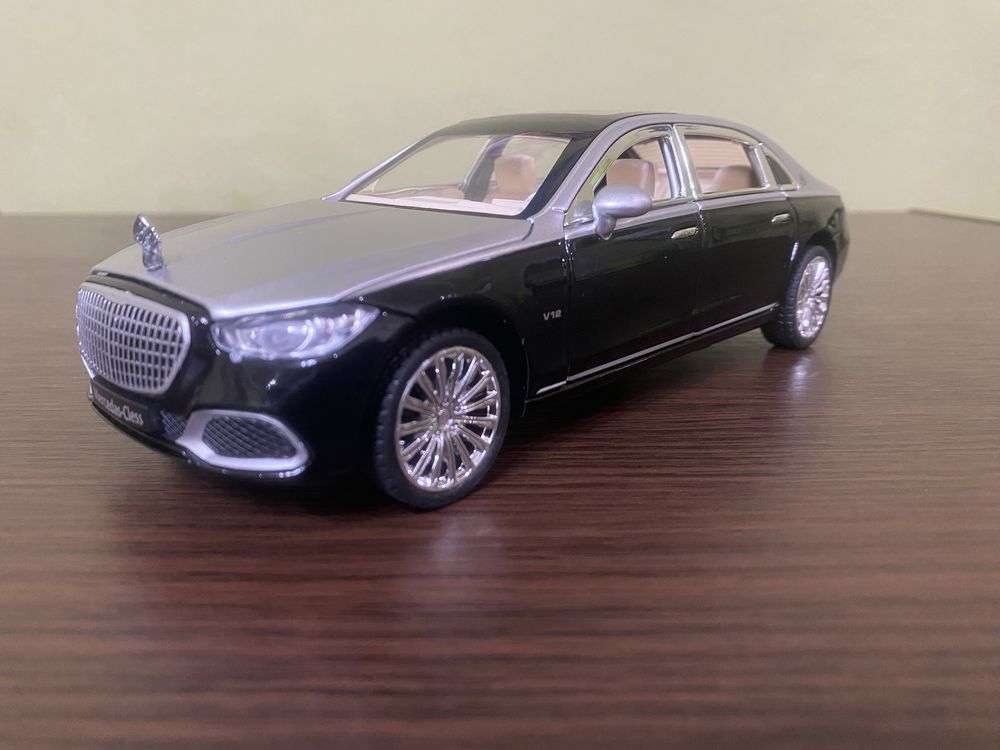 Модель авто 1:22 Mersedes S-400 Maybach