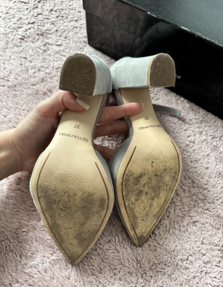 Szare skórzane buty na obcasie na słupku szydłowski